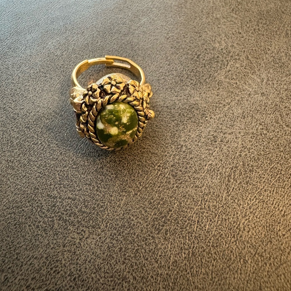 Sarah Coventry Cleopatra Poison Perfume Ring